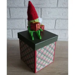 Handgefertigte Geschenkverpackung Wichtel auf Schlitten, Schriftzug Merry Christmas