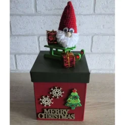 Handgefertigte Geschenkverpackung Wichtel auf Schlitten, Schriftzug Merry Christmas