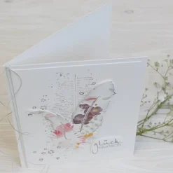 Handgefertigte Glückwunschkarte Geburtstag – 3D Karte mit Feder-Motiv, Designerpapier & Glanzgarn