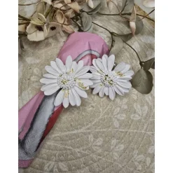 Handgefertigte Raysin Serviettenringe mit goldveredelter Blüte und flexiblem Perlenring – Unikat für festliche Tischdeko