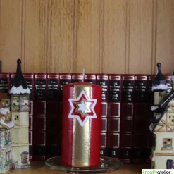 Handgefertigte Rote Adventskerze mit Goldenem Sternenbanner, Personalisierbare Weihnachtskerze