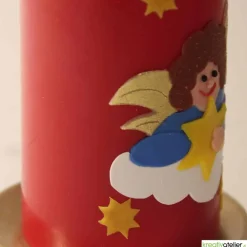 Handgefertigte rote Weihnachtskerze mit detailreichem Engel auf Wolke, Sternenhimmel-Dekor, perfektes Weihnachtsgeschenk