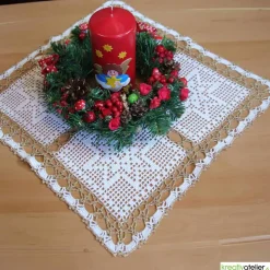 Handgefertigte rote Weihnachtskerze mit detailreichem Engel auf Wolke, Sternenhimmel-Dekor, perfektes Weihnachtsgeschenk