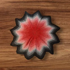 Handgefertigte Stern-Tischdecke aus Baumwolle – Rot, Schwarz & Silber Glitzer| Weihnachtsdeko 106 cm