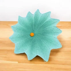 Handgefertigte weihnachtliche Tischdecke in Sternenform, hellgrün – einzigartiger Deko-Blickfang aus Baumwolle