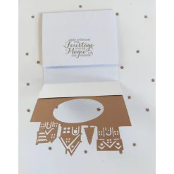 Handgefertigte Weihnachtskarte Winterdorf weiß/braun, dreilagig, quadratisch