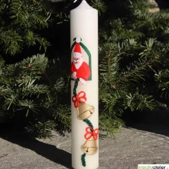 Handgefertigte Weihnachtskerze in Elfenbein mit liebevoll gestaltetem Nikolaus & elegantem Glockenband