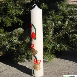 Handgefertigte Weihnachtskerze in Elfenbein mit liebevoll gestaltetem Nikolaus & elegantem Glockenband