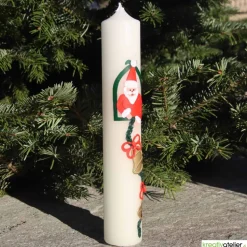Handgefertigte Weihnachtskerze in Elfenbein mit liebevoll gestaltetem Nikolaus & elegantem Glockenband