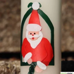 Handgefertigte Weihnachtskerze in Elfenbein mit liebevoll gestaltetem Nikolaus & elegantem Glockenband