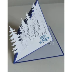 Handgefertigte Weihnachtskarte Winterwald weiß/blau – quadratisch & eindrucksvoll