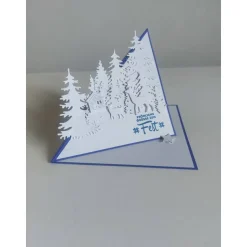 Handgefertigte Weihnachtskarte Winterwald weiß/blau – quadratisch & eindrucksvoll