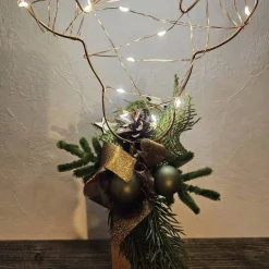 Handgefertigter großer Rentierkopf aus Aluminiumdraht auf massivem Eichenfuss. Beleuchtung. Liebevoll dekoriert. 48 cm