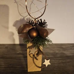 Handgefertigter großer Rentierkopf aus Aluminiumdraht auf massivem Eichenfuss. Beleuchtung. Liebevoll dekoriert. 48 cm