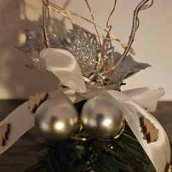 Handgefertigter großer Rentierkopf aus Aluminiumdraht auf massivem Eichenfuss. Beleuchtung. Liebevoll dekoriert. 48 cm