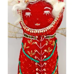 Handgefertigter Weihnachtsengel aus rotem Filz. Verziert mit filigranen Stickereien und Flügeln aus feinem Golddraht