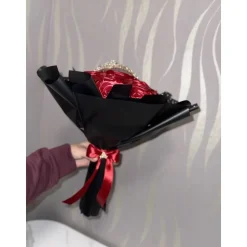 Handgefertigtes Bouquet: 18 rote Satinrosen mit edler Perlenmanschette – langlebig & elegant