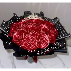 Handgefertigtes Bouquet: 18 rote Satinrosen mit edler Perlenmanschette – langlebig & elegant