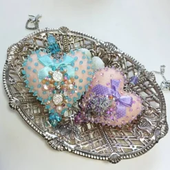 Handgefertigtes Luxus Herz Unikat – Perlenstickerei Wohndeko flieder apricot Libelle Strass