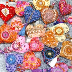 Handgefertigtes Luxus Herz Unikat – Perlenstickerei Wohndeko flieder apricot Libelle Strass