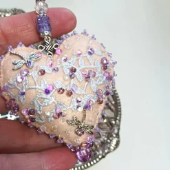 Handgefertigtes Luxus Herz Unikat – Perlenstickerei Wohndeko flieder apricot Libelle Strass