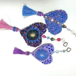 Handgefertigtes Luxus Herz Unikat – Perlenstickerei Wohndeko flieder apricot Libelle Strass