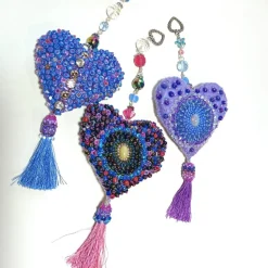 Handgefertigtes Luxus Herz Unikat – Perlenstickerei Wohndeko flieder apricot Libelle Strass