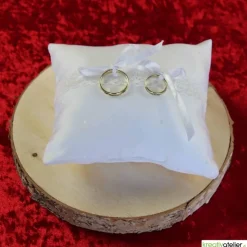 Handgefertigtes Ringkissen aus weißem Damast mit Klöppelspitze, ein eleganter Begleiter für Ihre Trauringe