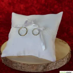 Handgefertigtes Ringkissen aus weißem Damast mit Klöppelspitze, ein eleganter Begleiter für Ihre Trauringe