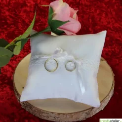 Handgefertigtes Ringkissen aus weißem Damast mit Klöppelspitze, ein eleganter Begleiter für Ihre Trauringe