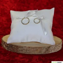 Handgefertigtes Ringkissen aus weißem Damast mit Klöppelspitze, ein eleganter Begleiter für Ihre Trauringe