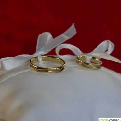 Handgefertigtes Ringkissen aus weißem Damast mit Klöppelspitze, ein eleganter Begleiter für Ihre Trauringe