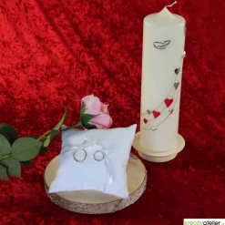 Handgefertigtes Ringkissen aus weißem Damast mit Klöppelspitze, ein eleganter Begleiter für Ihre Trauringe