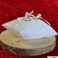 Handgefertigtes Ringkissen aus weißem Damast mit Klöppelspitze, ein eleganter Begleiter für Ihre Trauringe