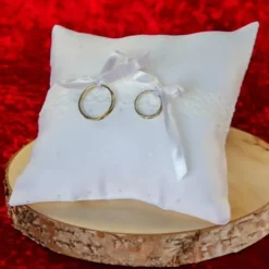 Handgefertigtes Ringkissen aus weißem Damast mit Klöppelspitze, ein eleganter Begleiter für Ihre Trauringe