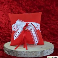 Handgefertigtes Ringkissen aus rotem Poppeline mit liebevoll angebrachter weißer Klöppelspitze und edlen Satinbändern