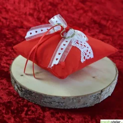 Handgefertigtes Ringkissen aus rotem Poppeline mit liebevoll angebrachter weißer Klöppelspitze und edlen Satinbändern