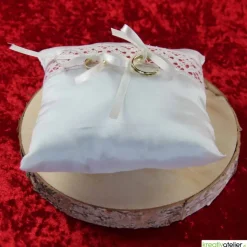 Handgefertigtes Taft-Ringkissen in champagner mit liebevoll unterlegter Klöppelspitze in hellrot - Charmantes Accessoire