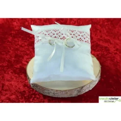 Handgefertigtes Taft-Ringkissen in champagner mit liebevoll unterlegter Klöppelspitze in hellrot - Charmantes Accessoire