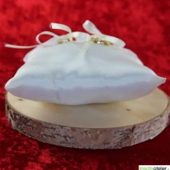 Handgefertigtes Taft-Ringkissen in champagner mit liebevoll unterlegter Klöppelspitze in hellrot - Charmantes Accessoire