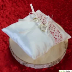 Handgefertigtes Taft-Ringkissen in champagner mit liebevoll unterlegter Klöppelspitze in hellrot - Charmantes Accessoire