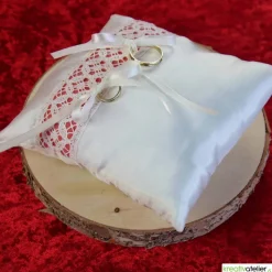 Handgefertigtes Taft-Ringkissen in champagner mit liebevoll unterlegter Klöppelspitze in hellrot - Charmantes Accessoire