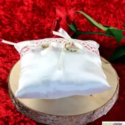 Handgefertigtes Taft-Ringkissen in champagner mit liebevoll unterlegter Klöppelspitze in hellrot - Charmantes Accessoire