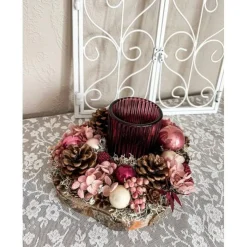 handgefertigtes Weihnachtsgesteck mit Trockenblumen und Windlicht Glas in rosa und Beerenfarben