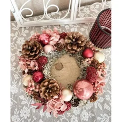 handgefertigtes Weihnachtsgesteck mit Trockenblumen und Windlicht Glas in rosa und Beerenfarben