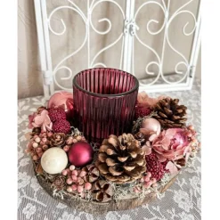 handgefertigtes Weihnachtsgesteck mit Trockenblumen und Windlicht Glas in rosa und Beerenfarben