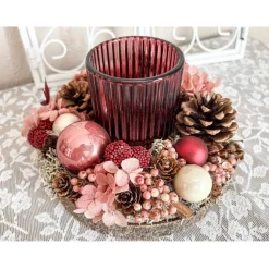 handgefertigtes Weihnachtsgesteck mit Trockenblumen und Windlicht Glas in rosa und Beerenfarben