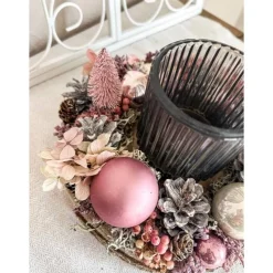 handgefertigtes Weihnachtsgesteck mit Trockenblumen und Windlicht in rosa und grau-blau