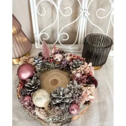 handgefertigtes Weihnachtsgesteck mit Trockenblumen und Windlicht in rosa und grau-blau