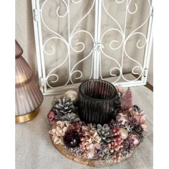 handgefertigtes Weihnachtsgesteck mit Trockenblumen und Windlicht in rosa und grau-blau